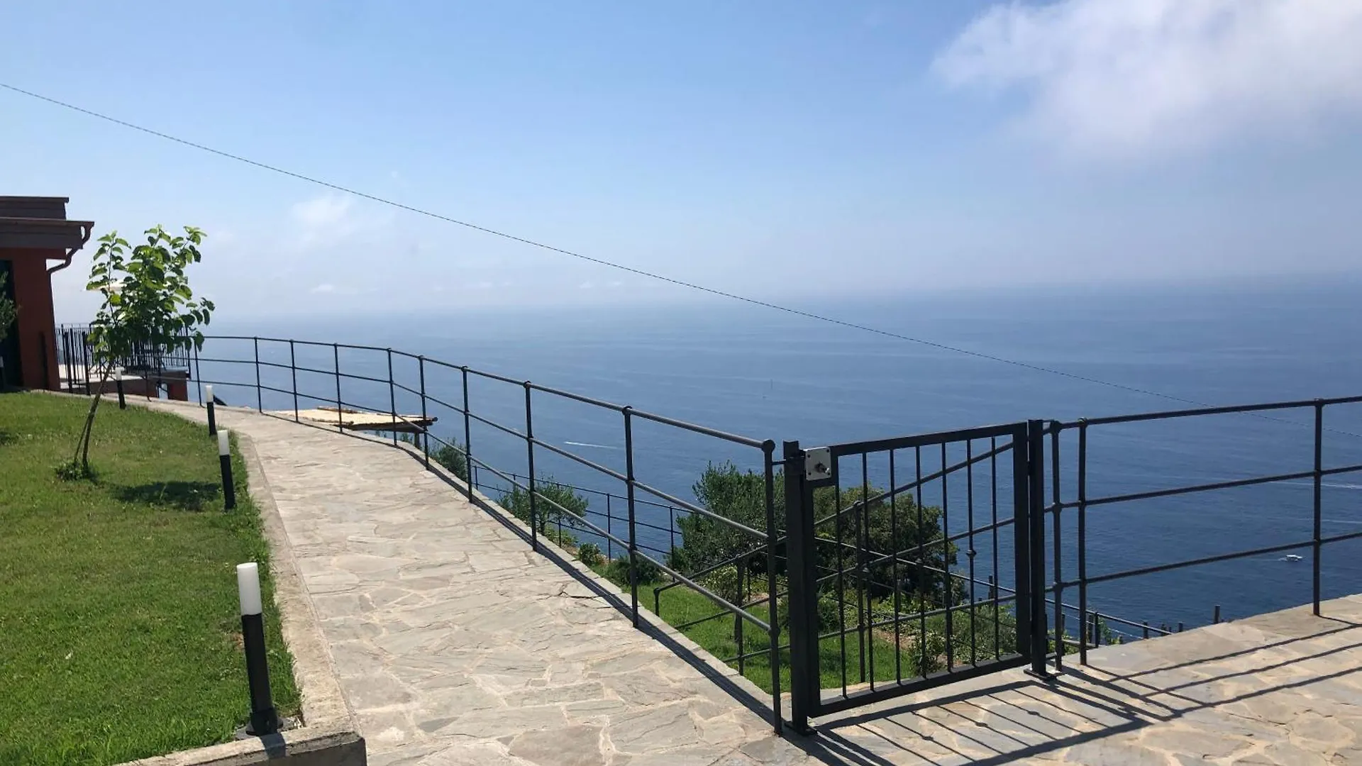Orangehouse Cinque Terre. Private Parking contacts