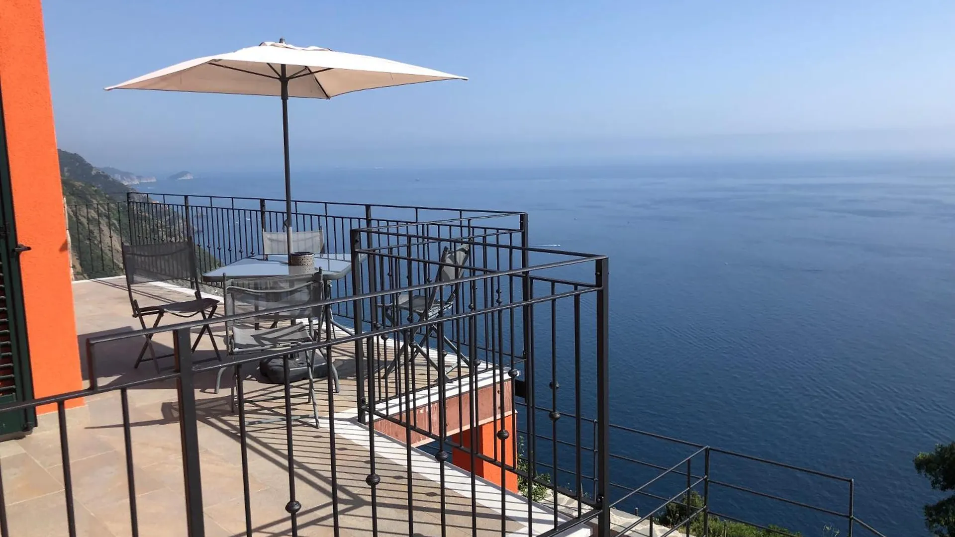 Holiday home Orangehouse Cinque Terre. Private Parking Villa Riomaggiore