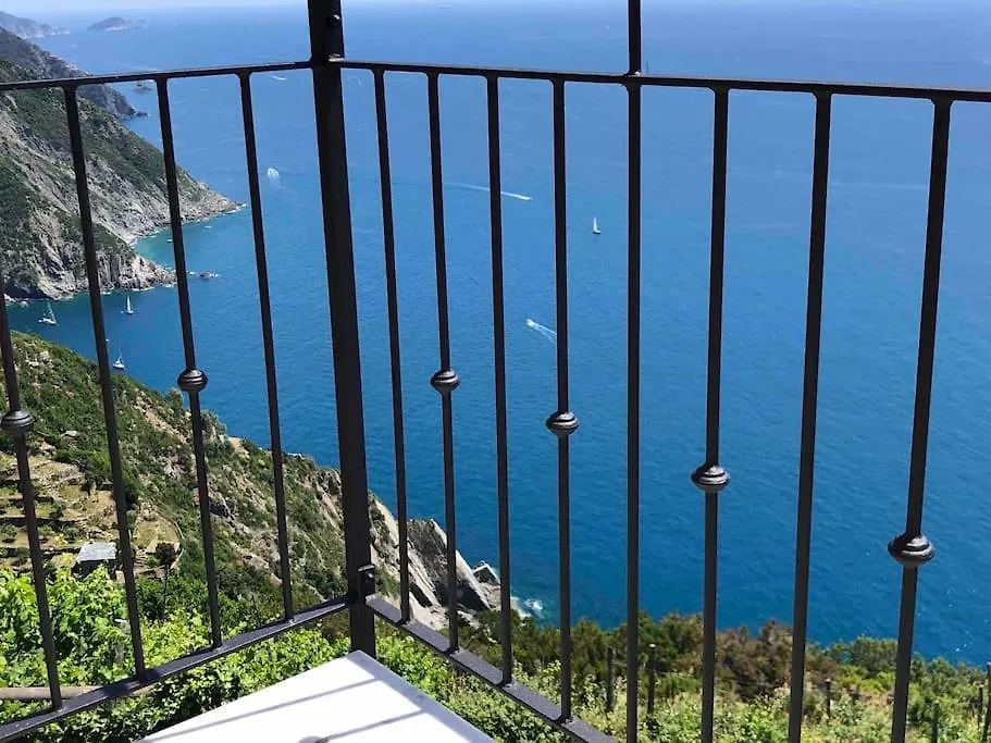 Holiday home Orangehouse Cinque Terre. Private Parking Villa Riomaggiore Italy